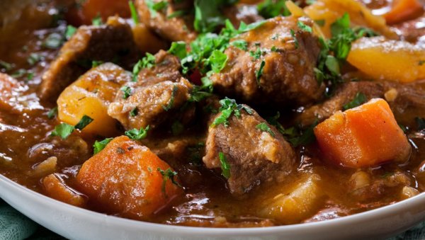 КАО ИЗ БАКИНЕ КУХИЊЕ: Старински гулаш, сластан и мирисан укус детињства