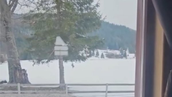 ПРИЗОРИ КАО ИЗ БАЈКЕ: Снег веје на први дан пролећа (ВИДЕО)