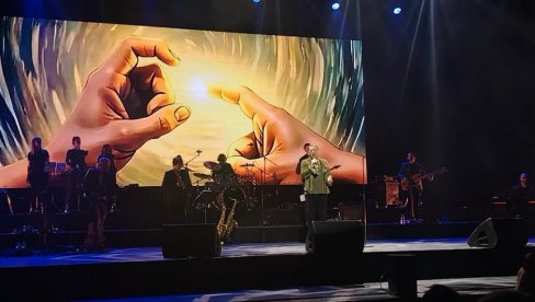 ПОРОДИЦА КАО ПОДРШКА: Харија Мата Харија из првог реда гледа ћерка Нађа (ФОТО)