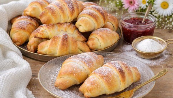 МИРИСНИ ДОМАЋИ КРОАСАНИ СА ЏЕМОМ: Ваздушасто и неодољиво тесто