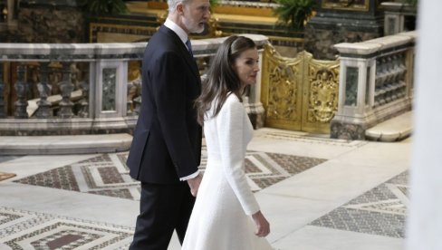 ОНА ЈЕ СЕДМА ЖЕНА НА СВЕТУ КОЈА ЈЕ ИМАЛА ТУ ПРИВИЛЕГИЈУ: Сви коментаришу шта је краљица Летиција носила за сусрет са папом (ФОТО)