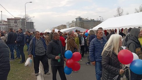 GRAĐANI ISPRED ARENE: Došli smo da pružimo podršku Vučiću i celoj Srbiji  (VIDEO)