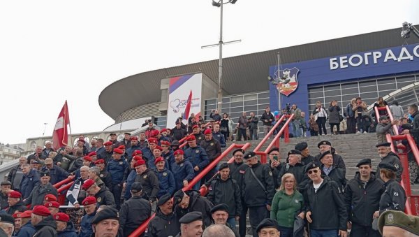 УВЕК УЗ СРБИЈУ: Ветерани испред Арене на митингу СНС (ФОТО)