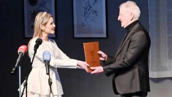 ДАНИ КОМЕДИЈЕ У ЈАГОДИНИ: Одиграна прва представа, Брстини уручена награда „Златни ћуран“ (ФОТО)