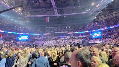 НЕВЕРОВАТНСЕ СВЕНЕ СА СКУПА СНС: Ори се Ацо Србине и Косово се срце Србије (ВИДЕО)