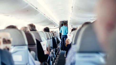 ŽENA SE PORODILA U AVIONU: Nesvakidašnja situacija na letu, kontrolor nasmejao sve predlogom