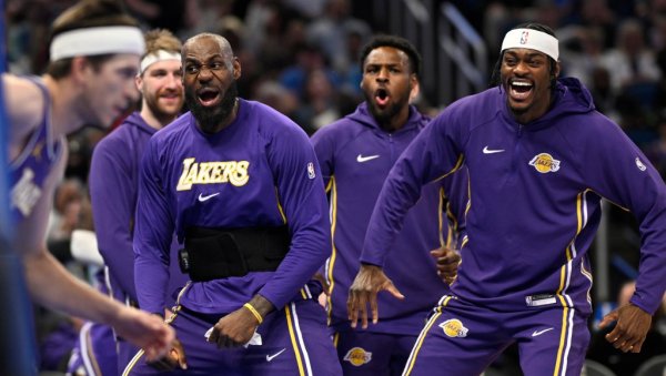 ЛЕЈКЕРСИ НЕ ЗНАЈУ ДА ИЗГУБЕ! Кенард улепшао Лебронов невероватан јубилеј... (ВИДЕО)