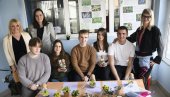 РУКЕ ОСЕЋАЈУ, МИСЛИ МИРУЈУ: Ђачка компанија Фармацеутско-физиотерапеутске школе прави вишеструко корисне тераријуме