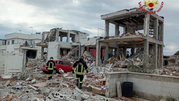 ИМА ПОВРЕЂЕНИХ У ЕКСПЛОЗИЈИ: Спасилачке екипе претражују рушевине - Сумња се да има затрпаних особа