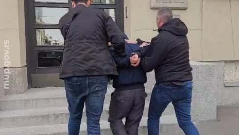 ПОГНУТ И СА ЛИСИЦАМА: Овако је пао блокадер који је претио смрћу Вучићу (ВИДЕО)