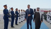 СНИМАК СВЕ ГОВОРИ: Погледајте како је Вучић дочекан у Емиратима