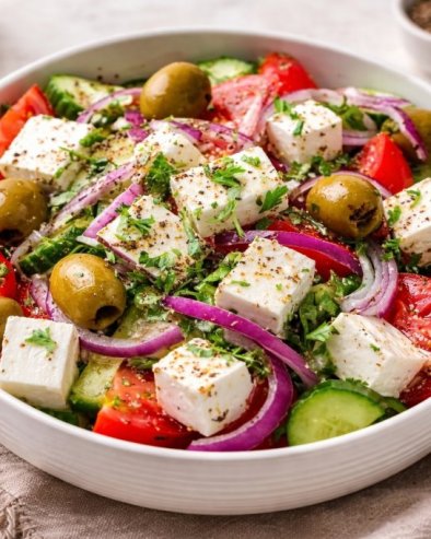 СВЕЖА ГРЧКА САЛАТА СА ФЕТА СИРОМ И МАСЛИНАМА: Освежавајућа и лагана