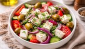 SVEŽA GRČKA SALATA SA FETA SIROM I MASLINAMA: Osvežavajuća i lagana