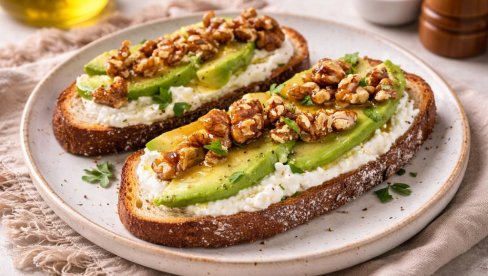 ТОСТ СА АВОКАДОМ, РИКОТОМ, МЕДОМ И КАРАМЕЛИЗОВАНИМ ОРАСИМА:  Освежавајући и укусан, идеалан је за почетак дана