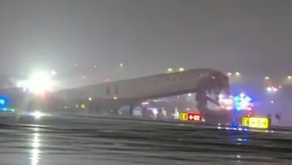 ПРЕПОЛОВЉЕН АВИОН СА 100 ПУТНИКА УНУТРА: Летелица се сударила са возилом при слетању - полиција затворила аеродром  (ВИДЕО)