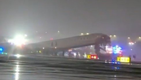 ПРЕПОЛОВЉЕН АВИОН СА 100 ПУТНИКА УНУТРА: Летелица се сударила са возилом при слетању - полиција затворила аеродром  (ВИДЕО)