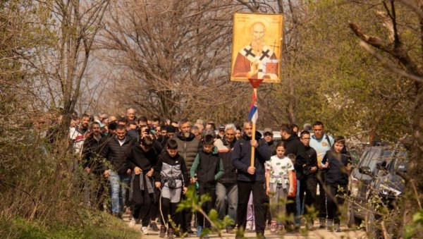 МАНТЕ СЕ РАДАРА: Протестни успон око 200 учесника на Гудурички врх, највиши у Војводини