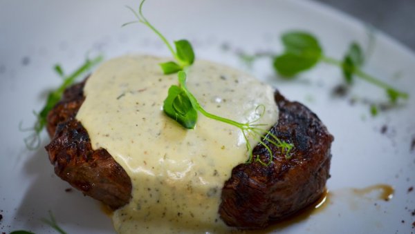 ЗА ЉУБИТЕЉЕ МЕСА: Бифтек у сосу од горгонзоле