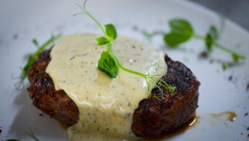 ЗА ЉУБИТЕЉЕ МЕСА: Бифтек у сосу од горгонзоле