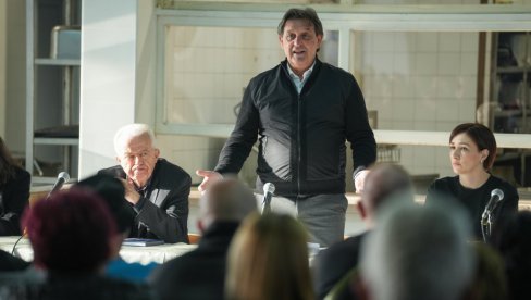 ГАШИЋ ПОСЕТИО ФАБРИКУ ППТ ПЕТОЛЕТКА ТРСТЕНИК: Разговарао са радницима и руководством о актуелној ситуацији и будућности предузећа