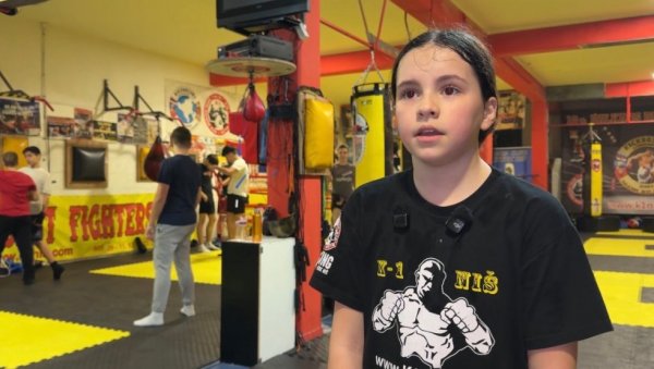 СНАГУ ПОКАЗУЈЕ У РИНГУ, А ОСЕЋАЊА У ПЕСМАМА О КОСОВУ: Калина Милтеновић (10) из Ниша  има два хобија - бокс и музику, и успешна је у оба