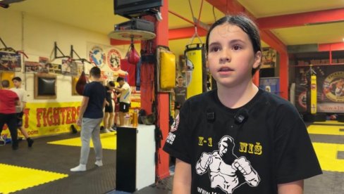 СНАГУ ПОКАЗУЈЕ У РИНГУ, А ОСЕЋАЊА У ПЕСМАМА О КОСОВУ: Калина Милтеновић (10) из Ниша  има два хобија - бокс и музику, и успешна је у оба
