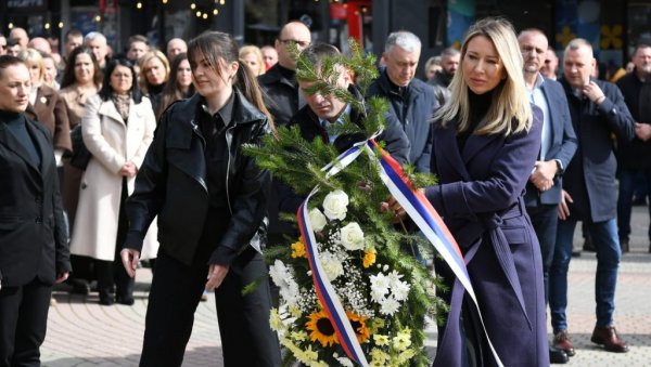 ДА СЕ НИКАДА НЕ ЗАБОРАВИ: На Косову и Метохији комеморативни скуп и полагање венаца поводом годишњице почетка НАТО агресије (ФОТО)