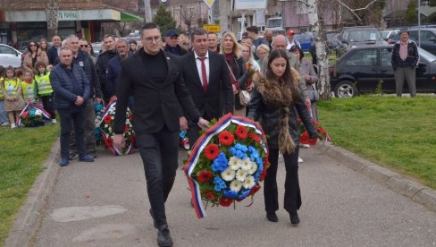 PRIJEM ZA PORODICE POGINULIH: I Vlasotince obeležilo godišnjicu NATO agresije (FOTO)
