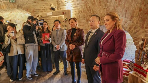 СРБИЈА ДОБИЈА СУВЕНИР КОЈИ СПАЈА ТРАДИЦИЈУ, ДИПЛОМАТИЈУ И ТУРИЗАМ: Посебну пажњу посвећујемо економском оснаживању жена (ФОТО/ВИДЕО)