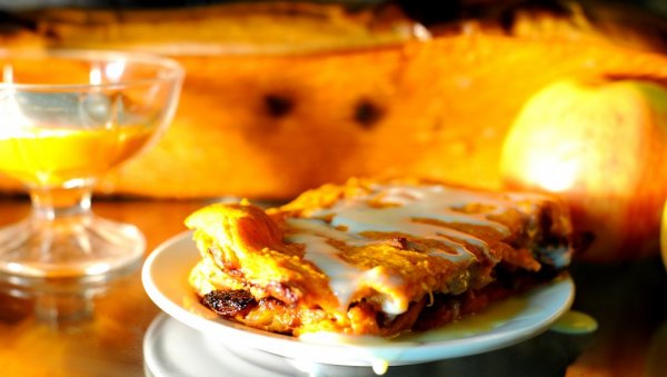 ПЕТ ЈЕЗИКА ГОВОРИ, А ШЕСТИ ЗАМУЦКУЈЕ: Преукусна пита са јабукама и бундевом