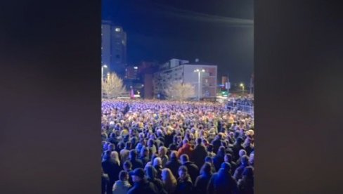 VIŠE OD 10.000 LJUDI NA TRGU U VRANJU: Mase ljudi prisustvuju obeležavanju Dana sećanja na stardale u NATO agresiji (VIDEO)