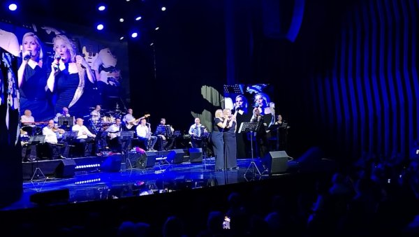 НАЈДРАЖА СПЕЦИЈАЛНА ГОШЋА: Снежана Ђуришић са ћерком Мајом Живковић запевала на концерту (ФОТО)