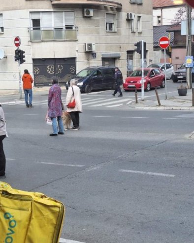 ПРОПАСТ БЛОКАДЕРА: У центру - две пензионерке и пас! (ФОТО)