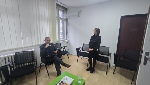 ТУМАЧА ЈЕДВА НАЂУ И ЗА ВЕНЧАЊЕ: Како се сналазе глуви када нема довољно овучених за пренос порука између њих и оних који чују