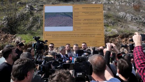 ПРЕМИЈЕР МИЛОЈКО СПАЈИЋ ПРИСУСТВОВАО ПОЧЕТКУ ИЗГРАДЊЕ СТАМБЕНОГ КОМПЛЕКСА У ПОДГОРИЦИ   Веље Брдо - огледало државе