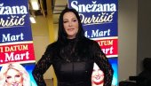 POVREDILA NOGU DOK JE GLEDALA U IZLOGE: Jana Todorović stigla na koncert Snežane Đurišić uprkos nezgodi (FOTO)