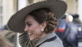 КЕЈТ МИДЛТОН У МОДНОМ МОМЕНТУ ЗА ПАМЋЕЊЕ: Ветар је учинио своје, а одевној комбинацији и детаљима прича цео свет!