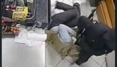 NEVEROVATAN SNIMAK POKUŠAJA PLJAČKE U MOSTARU: Hrabra prodavačica golim rukama zaustavila naoružanog pljačkaša