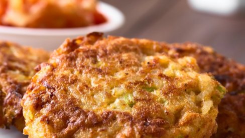 KAO PLJESKAVICE, ALI BEZ MESA: Pohovani celer sa parmezanom