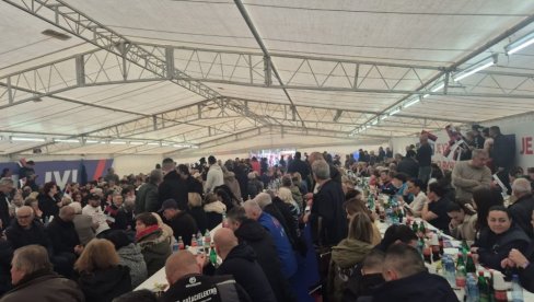 VUČIĆ U KULI: Veliki broj meštana Kruščića dočekao predsednika - odjekuje Marš na Drinu (VIDEO)