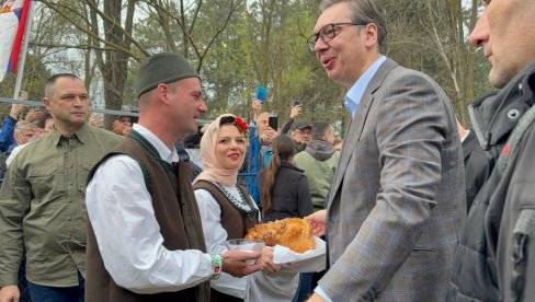ОДЈЕКУЈЕ МАРШ НА ДРИНУ, ВИЈОРЕ СЕ СРПСКЕ ЗАСТАВЕ: Вучић дочекан са погачом у Крушчићу, окупио се велики број грађана (ВИДЕО)