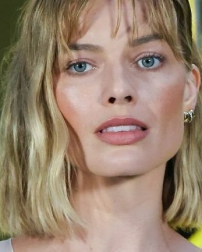 ЦЕО СВЕТ ПРИЧА ДА СЕ УПРОПАСТИЛА, ЊЕНО ПОСЛЕДЊЕ ИЗДАЊЕ ТО ДЕМАНТУЈЕ: Марго Роби је и даље шик! (ФОТО)