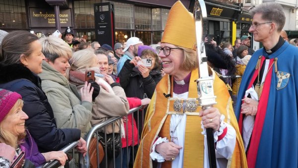 ВАТИКАН ЗАБРИНУТ, АФРИКА ПРЕТИ РАСКОЛОМ: Историјски преокрет у Кентерберију, Сара Малали прва жена на челу Англиканске цркве