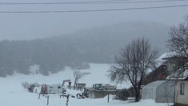 ЉУДИ БЕЗ СТРУЈЕ, ВРТИЋИ И ШКОЛЕ ЗАТВОРЕНИ: Снежна олуја изазвала хаос, власти издале важно упозорење грађанима (ВИДЕО)