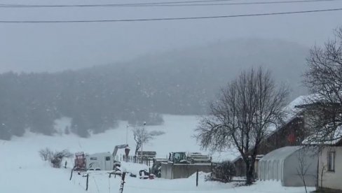 ЉУДИ БЕЗ СТРУЈЕ, ВРТИЋИ И ШКОЛЕ ЗАТВОРЕНИ: Снежна олуја изазвала хаос, власти издале важно упозорење грађанима (ВИДЕО)
