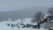 LJUDI BEZ STRUJE, VRTIĆI I ŠKOLE ZATVORENI: Snežna oluja izazvala haos, vlasti izdale važno upozorenje građanima (VIDEO)