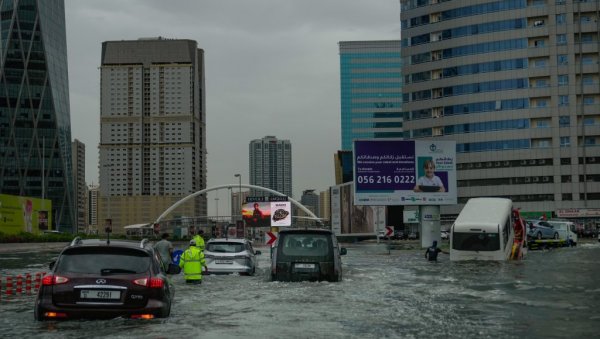 ХАОТИЧНИ ПРИЗОРИ ИЗ ДУБАИЈА: Град под водом, муње севају на све стране (ФОТО)