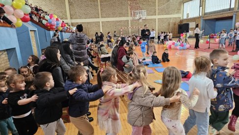 ПЕВАЛО 400 МАЛИШАНА: Дечји хор Врапчићи  у Угљевику