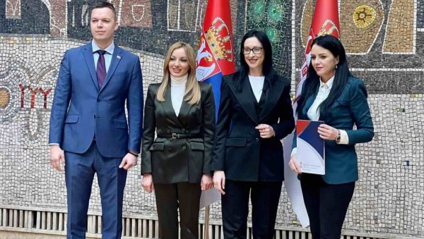 ДРЖАВА ПОМАЖЕ УСПЕШНУ ШКОЛУ У ЛОЗНИЦИ: Новац за столарију