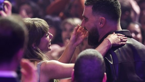 ГОДИНАМА СУ У ВЕЗИ, А САДА СУ ПО ПРВИ ПУТ ЗАЈЕДНО НА ЦРВЕНОМ ТЕПИХУ: Љубав Тејлор Свифт и Тревиса Келсија цвета (ФОТО)